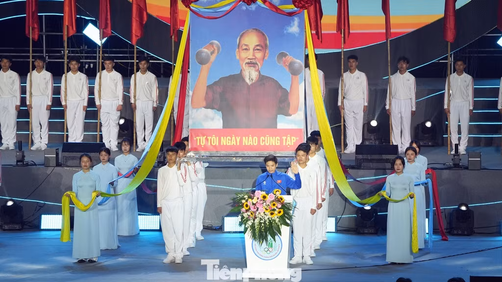 Đại diện học sinh, VĐV và trọng tài lên tuyên thệ trước khi diễn ra Hội khỏe Phù Đổng TP Hà Nội lần thứ X năm 2024.