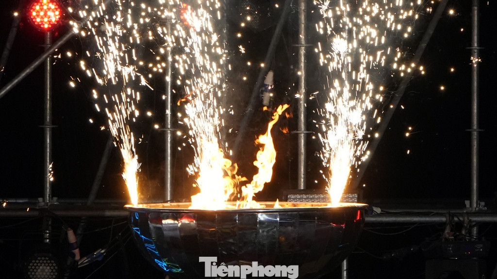 Phó Bí thư Thường trực Thành uỷ Hà Nội Nguyễn Thị Tuyến và Giám đốc Sở Giáo dục và Đào tạo Trần Thế Cương thực hiện nghi thức châm đuốc khai mạc Hội khỏe Phù Đổng TP Hà Nội lần thứ X năm 2024.