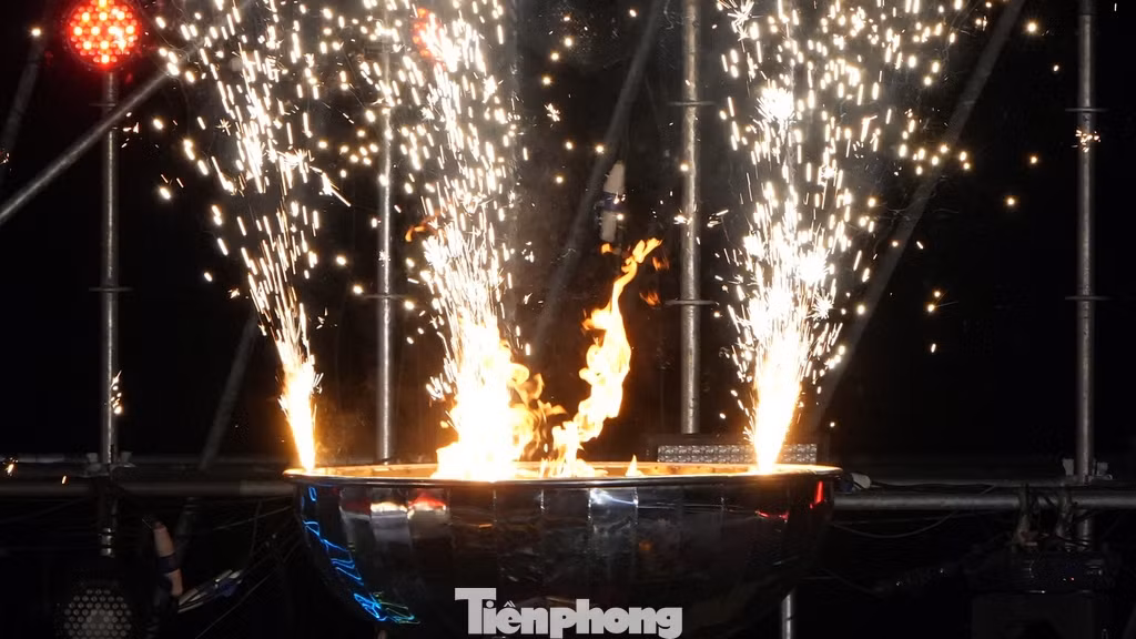Phó Bí thư Thường trực Thành uỷ Hà Nội Nguyễn Thị Tuyến và Giám đốc Sở Giáo dục và Đào tạo Trần Thế Cương thực hiện nghi thức châm đuốc khai mạc Hội khỏe Phù Đổng TP Hà Nội lần thứ X năm 2024.