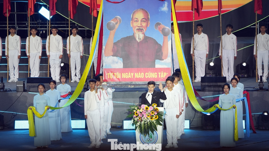 Đại diện học sinh, VĐV và trọng tài lên tuyên thệ trước khi diễn ra Hội khỏe Phù Đổng TP Hà Nội lần thứ X năm 2024.
