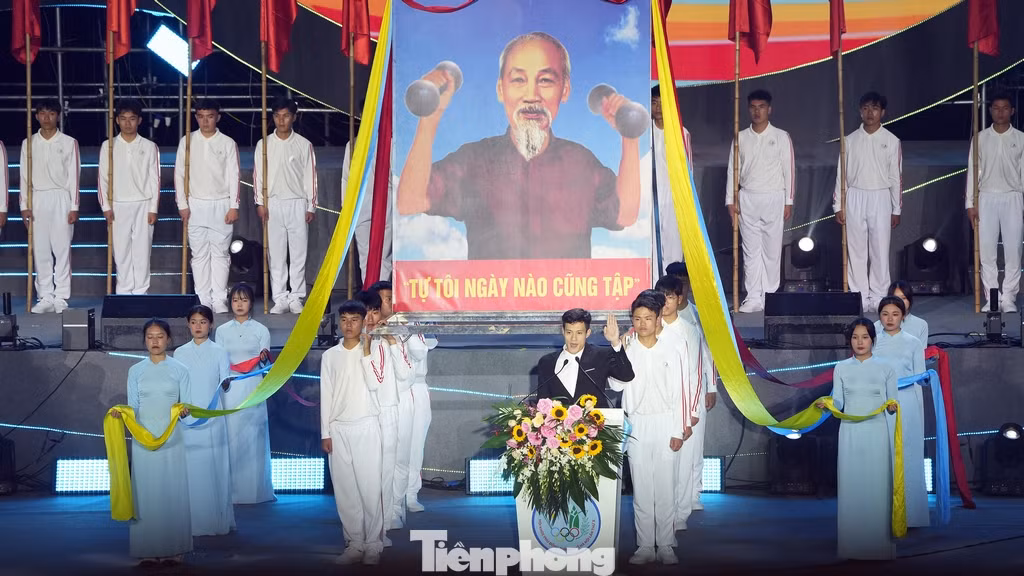 Đại diện học sinh, VĐV và trọng tài lên tuyên thệ trước khi diễn ra Hội khỏe Phù Đổng TP Hà Nội lần thứ X năm 2024.