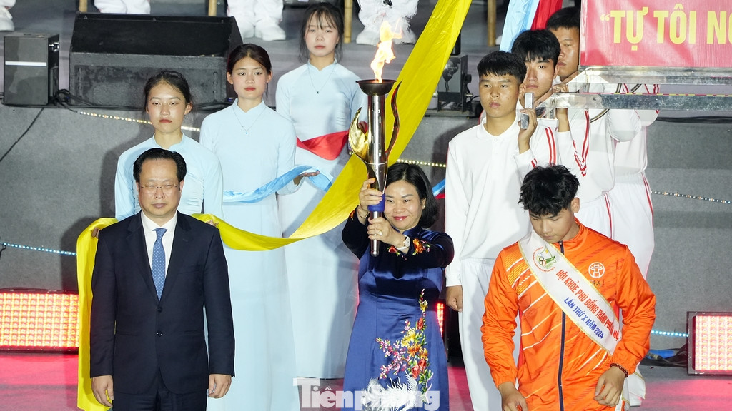 Phó Bí thư Thường trực Thành uỷ Hà Nội Nguyễn Thị Tuyến và Giám đốc Sở Giáo dục và Đào tạo Trần Thế Cương thực hiện nghi thức châm đuốc khai mạc Hội khỏe Phù Đổng TP Hà Nội lần thứ X năm 2024.