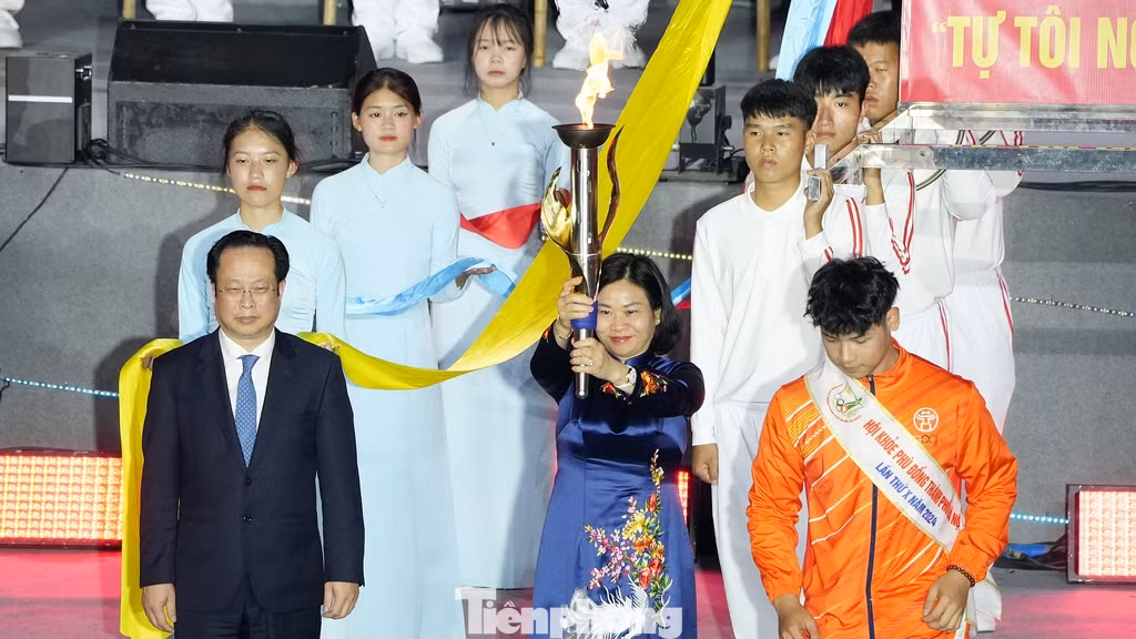 Phó Bí thư Thường trực Thành uỷ Hà Nội Nguyễn Thị Tuyến và Giám đốc Sở Giáo dục và Đào tạo Trần Thế Cương thực hiện nghi thức châm đuốc khai mạc Hội khỏe Phù Đổng TP Hà Nội lần thứ X năm 2024.