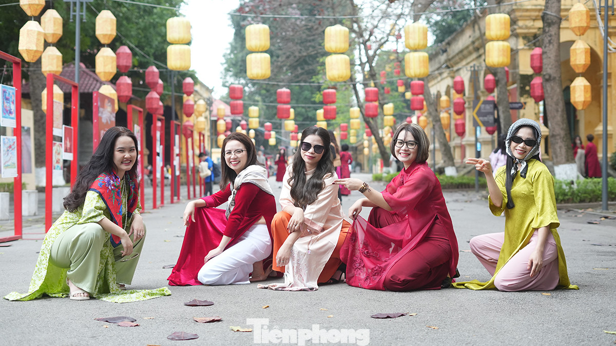 Không gian đầy sắc màu của Tết truyền thống cùng tà áo dài rực rỡ.