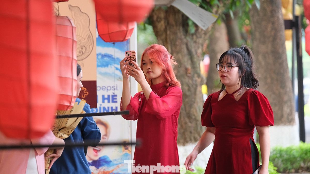 Nhiều bạn trẻ còn đầu tư cả bộ tóc rực đỏ để đi chụp ảnh Tết.