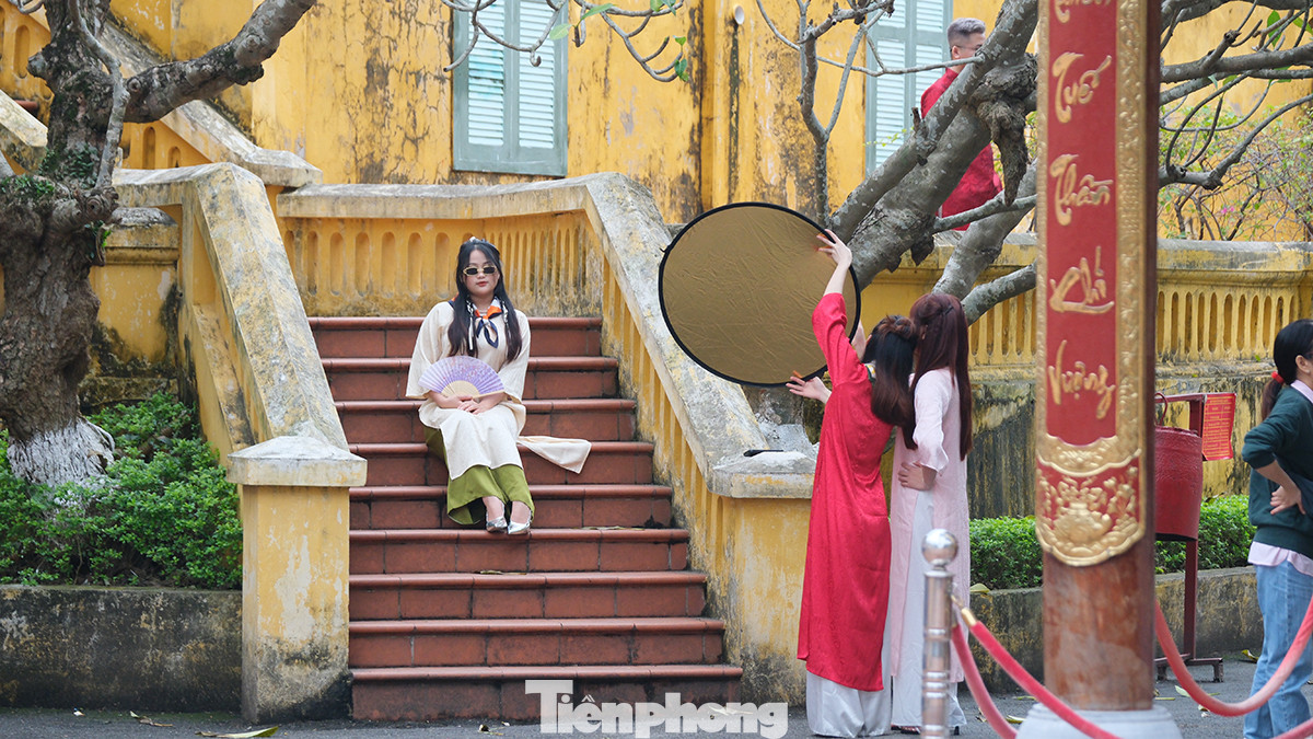 Nhiều bạn trẻ còn trang bị cả những tấm hắt sáng chuyên nghiệp để hình ảnh đẹp hơn.