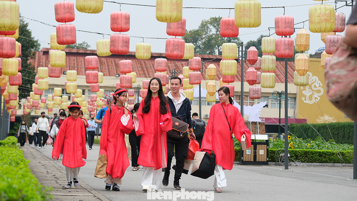 Nhiều gia đình đưa các con đến đây chụp ảnh, tay xách nách mang với đủ loại phụ kiện.