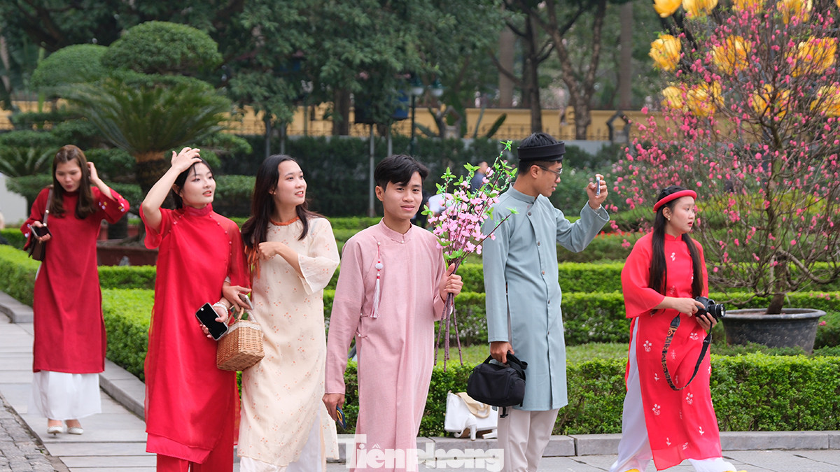 Lễ hội 'Happy Tết diễn ra từ ngày 24 đến ngày 28/1 tại Hoàng Thành Thăng Long (quận Ba Đình) thu hút đông bạn trẻ đến tham gia các hoạt động trải nghiệm như chụp ảnh, thưởng thức ẩm thực, trò chơi dân gian...