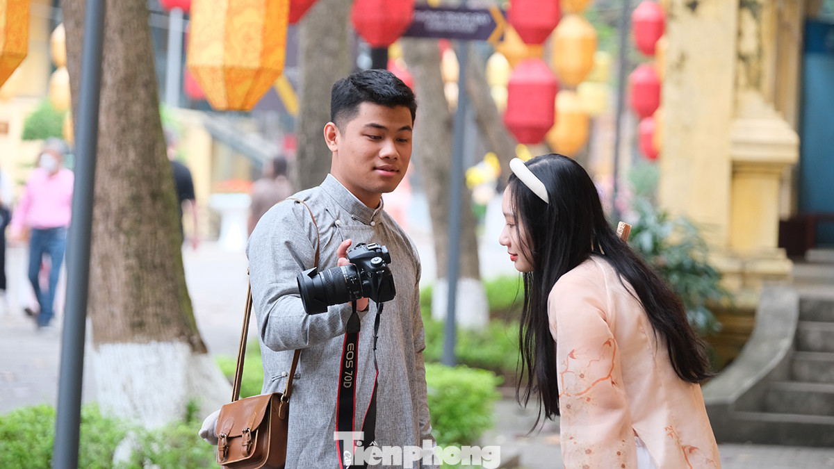 Kiểm tra thành quả sau khi tạo dáng chụp hình.