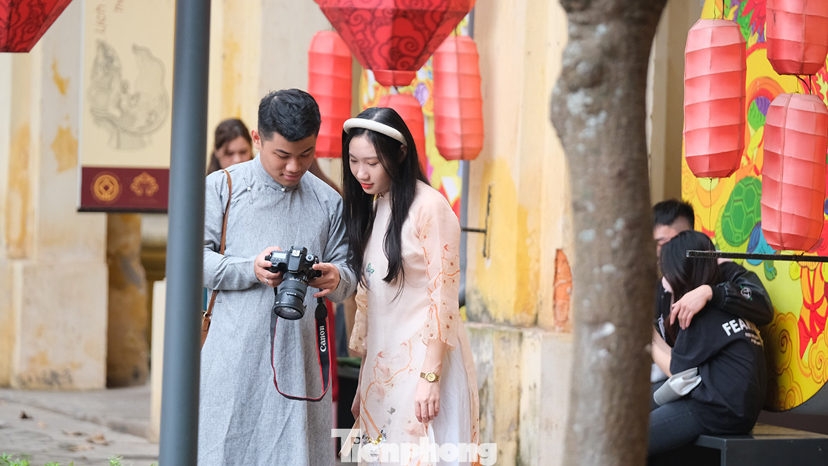 Kiểm tra thành quả sau khi tạo dáng chụp hình.