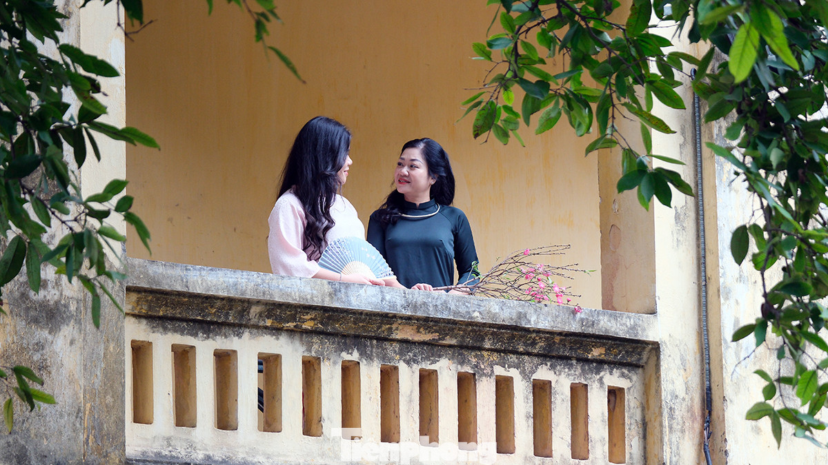 Nhiều bạn trẻ chọn áo dài với những phụ kiện cũng như hoa tươi đậm chất Tết Việt truyền thống để chụp ảnh.