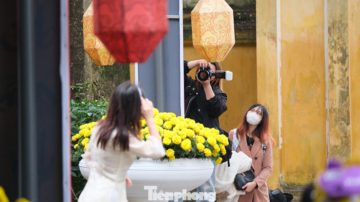 Mọi góc tại khu di tích Hoàng thành Thăng Long đều trở thành nơi "check in" cho giới trẻ.