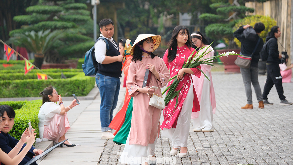 Không gian tại đây đang được trang trí theo chủ đề Tết như cổng ga Hà Nội...