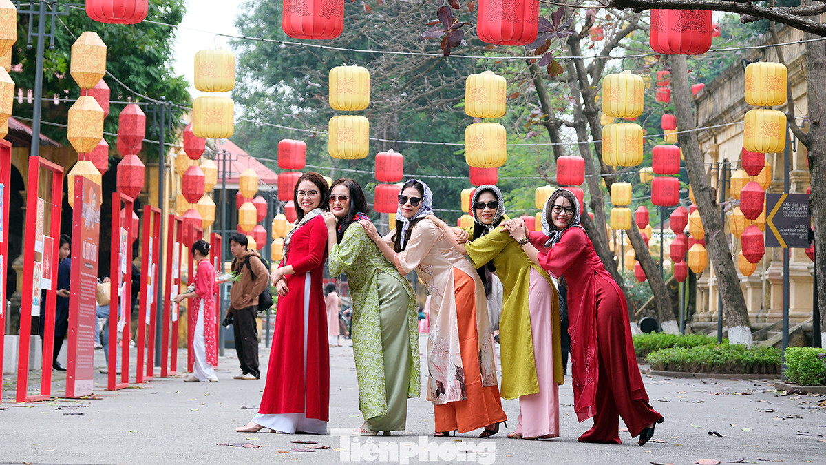 Không gian đầy sắc màu của Tết truyền thống cùng tà áo dài rực rỡ.