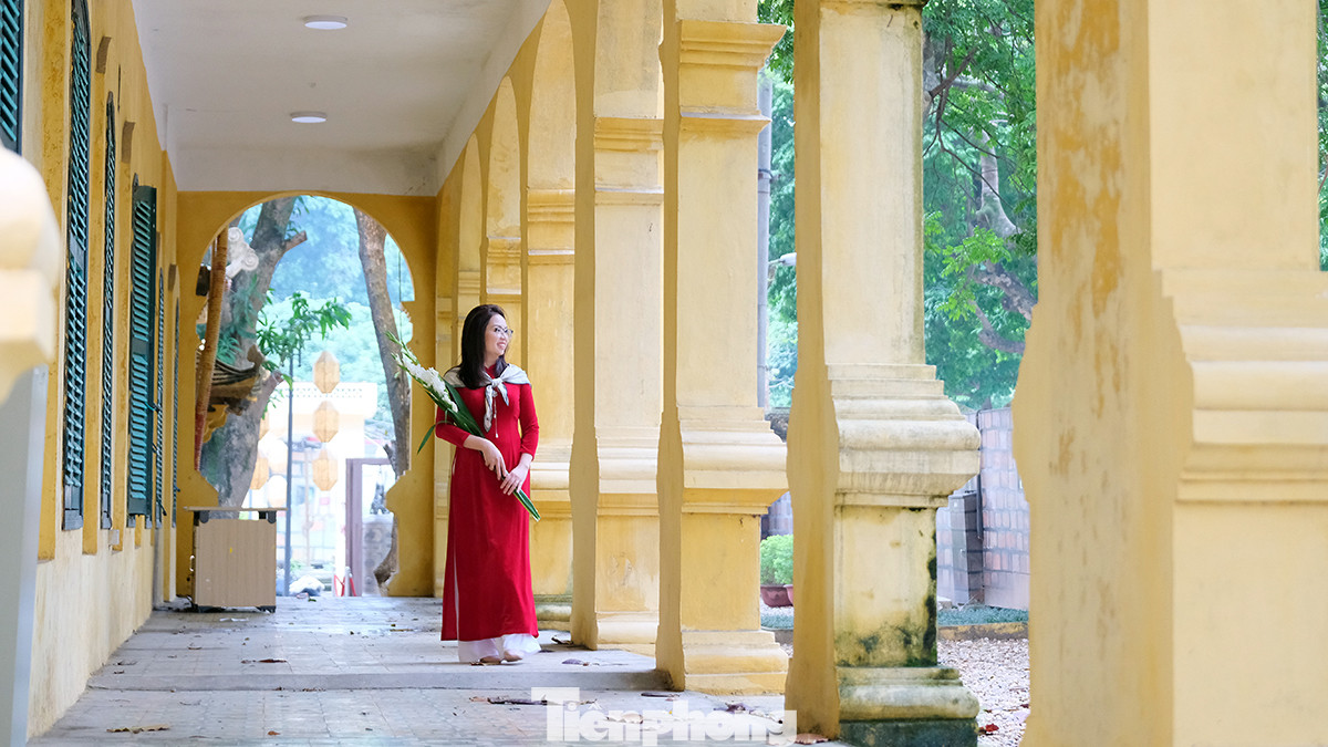 Nhiều bạn trẻ chọn áo dài với những phụ kiện cũng như hoa tươi đậm chất Tết Việt truyền thống để chụp ảnh.