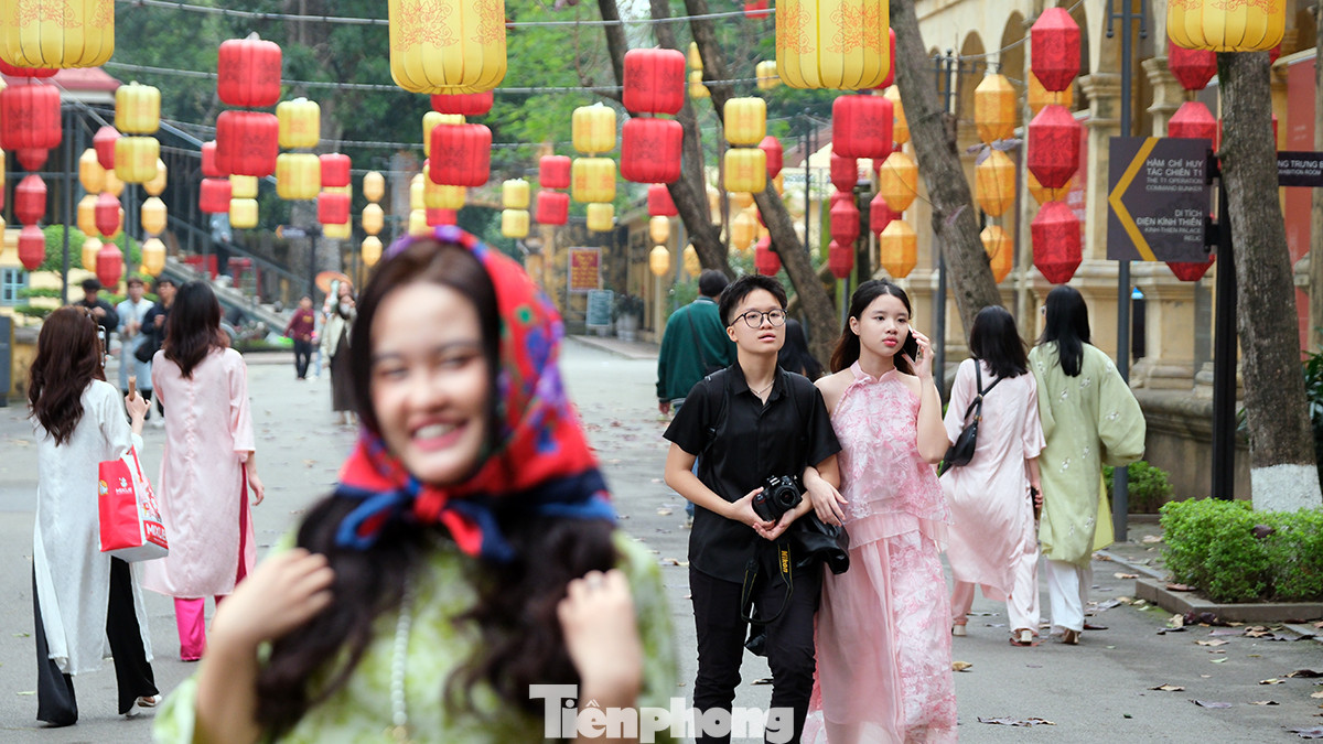Chợ hoa Long Biên, ký ức chuyến tàu Tết yêu thương, nhà phố cổ và chợ Đồng Xuân, khu nhà văn hóa Tết Hà thành...