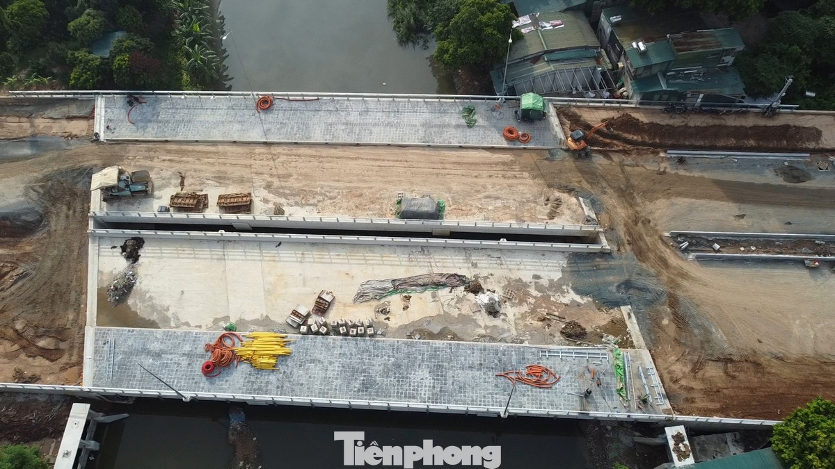Để kịp tiến độ mỗi ngày đều có hàng chục máy móc đang tập trung thi công tuyến đường, đoạn qua địa bàn phường Đại Mỗ, quận Nam Từ Liêm.