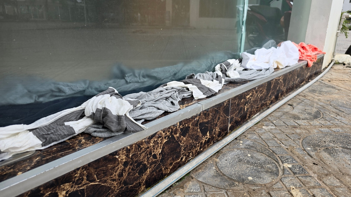 Cửa nhà được người dân chằng néo kỹ càng vào buổi sáng ngày hôm nay (6/9).