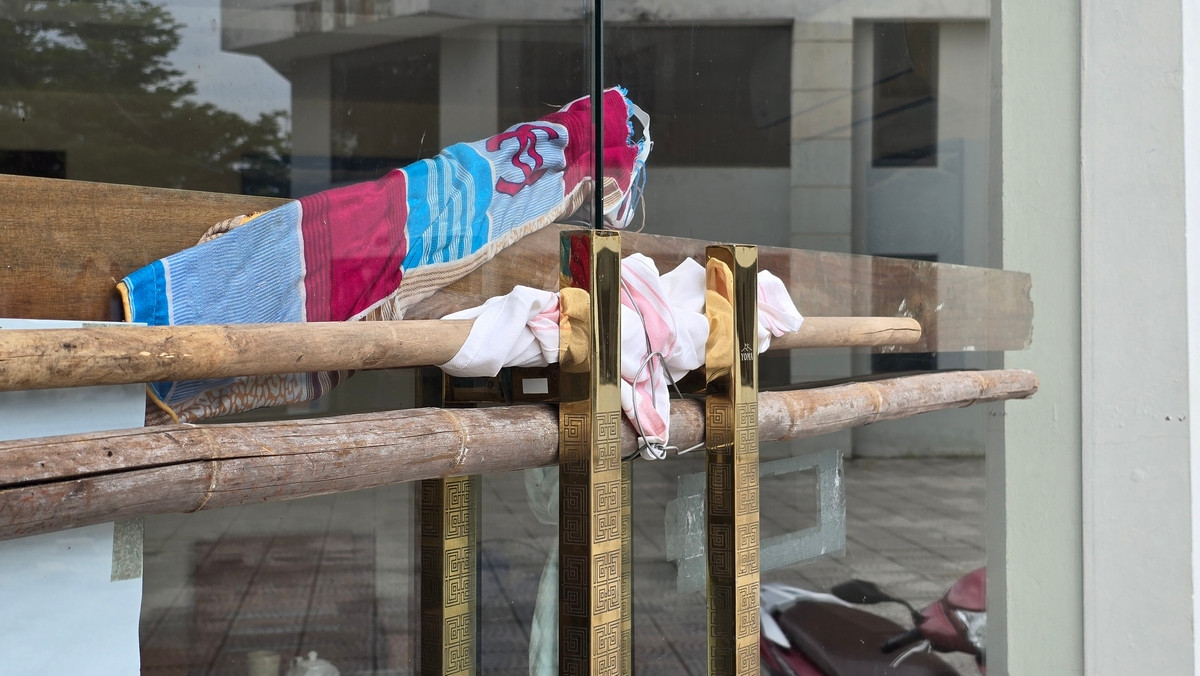 Cửa nhà được người dân chằng néo kỹ càng vào buổi sáng ngày hôm nay (6/9).