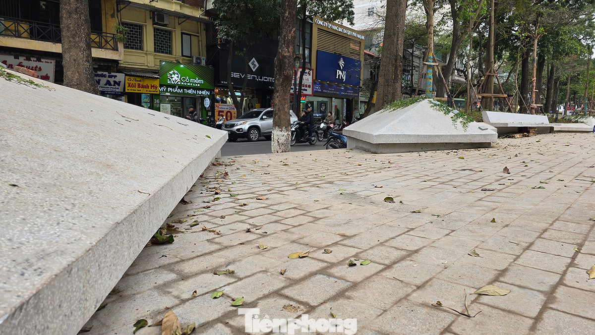 Hồ nước cùng hệ thống vòi phun và thảm cỏ trước kia được thay thế bởi vòi phun và hệ thống ánh sáng chìm, loa với mục đích tạo ra khu vực trình diễn nhạc nước vào buổi tối. Hồ nước cùng hệ thống vòi phun và thảm cỏ trước kia được thay thế bởi vòi phun và hệ thống ánh sáng chìm, loa với mục đích tạo ra khu vực trình diễn nhạc nước vào buổi tối.