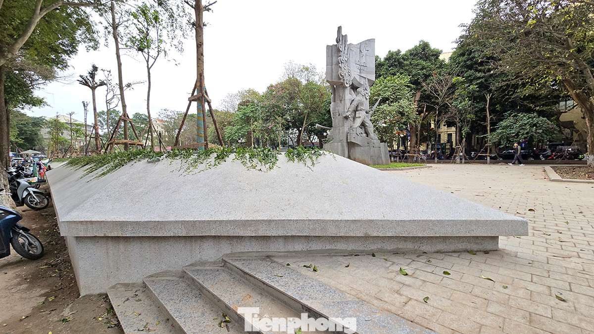 Theo lý giải của chủ đầu tư, các khối bê tông bồn hoa được xây dựng tại vườn hoa Vạn Xuân (tên thường được gọi là vườn hoa Hàng Đậu) là sử dụng ngôn ngữ hình khối gợi lại hình ảnh chiến lũy đường phố những ngày toàn quốc kháng chiến. Theo lý giải của chủ đầu tư, các khối bê tông bồn hoa được xây dựng tại vườn hoa Vạn Xuân (tên thường được gọi là vườn hoa Hàng Đậu) là sử dụng ngôn ngữ hình khối gợi lại hình ảnh chiến lũy đường phố những ngày toàn quốc kháng chiến.