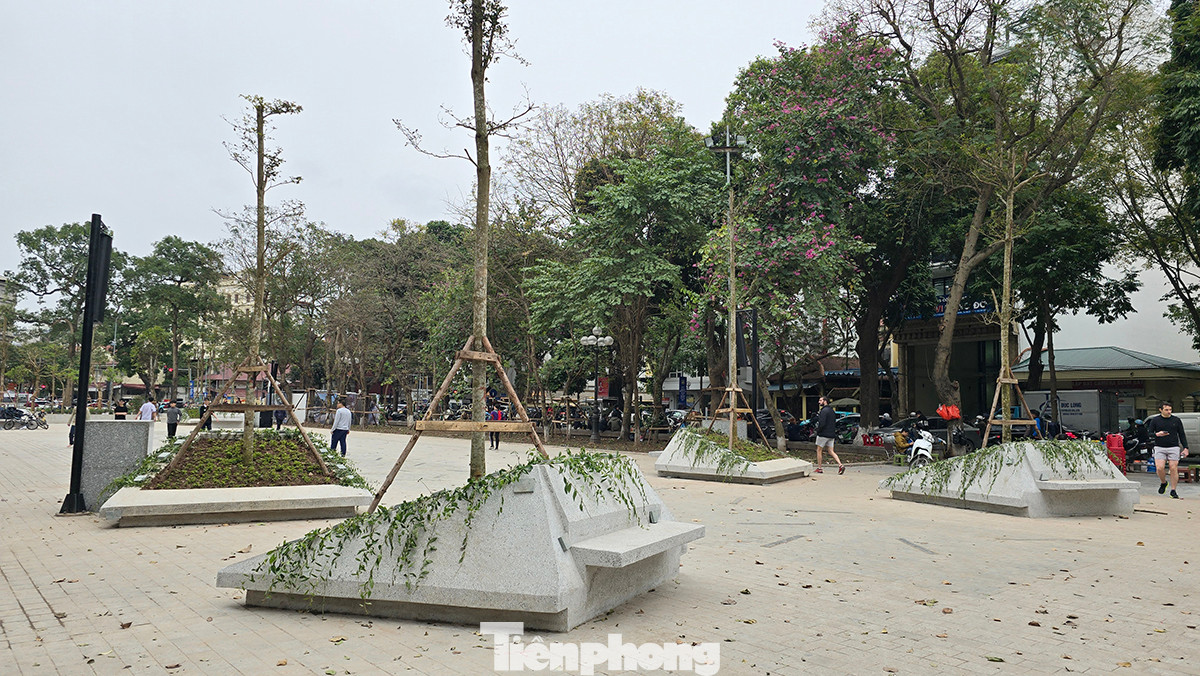 Hồ nước cùng hệ thống vòi phun và thảm cỏ trước kia được thay thế bởi vòi phun và hệ thống ánh sáng chìm, loa với mục đích tạo ra khu vực trình diễn nhạc nước vào buổi tối. Hồ nước cùng hệ thống vòi phun và thảm cỏ trước kia được thay thế bởi vòi phun và hệ thống ánh sáng chìm, loa với mục đích tạo ra khu vực trình diễn nhạc nước vào buổi tối.