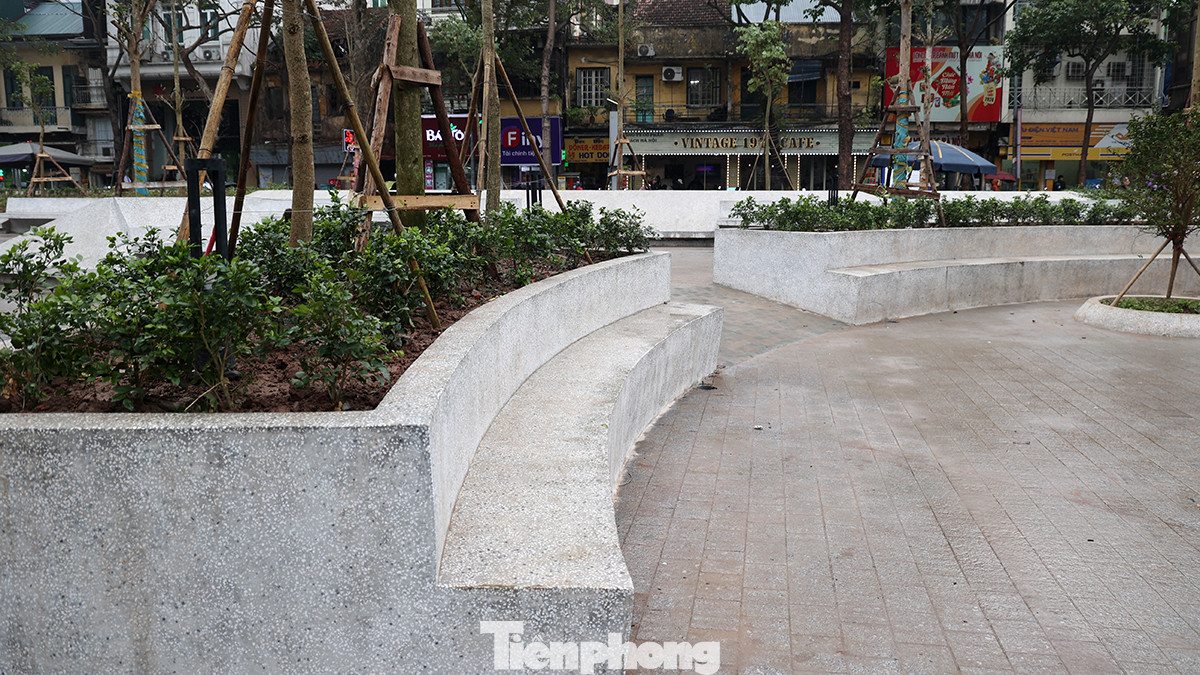 Thay thế vào những gốc cây xanh lớn trước kia là những khối bê tông với một mặt được cách điệu để biến thành ghế đá phục vụ người dân ngồi nghỉ ngơi thư giãn. Thay thế vào những gốc cây xanh lớn trước kia là những khối bê tông với một mặt được cách điệu để biến thành ghế đá phục vụ người dân ngồi nghỉ ngơi thư giãn.
