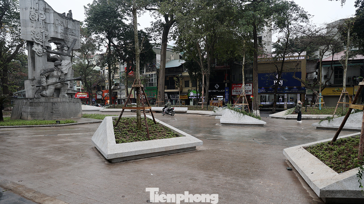 Vườn hoa Vạn Xuân sau khi được đưa vào cải tạo nâng cấp từ ngày 30/11/2023, đã hoàn thành và đưa vào phục vụ người dân Thủ đô từ ngày đầu năm mới Giáp Thìn 2024. Vườn hoa Vạn Xuân sau khi được đưa vào cải tạo nâng cấp từ ngày 30/11/2023, đã hoàn thành và đưa vào phục vụ người dân Thủ đô từ ngày đầu năm mới Giáp Thìn 2024.