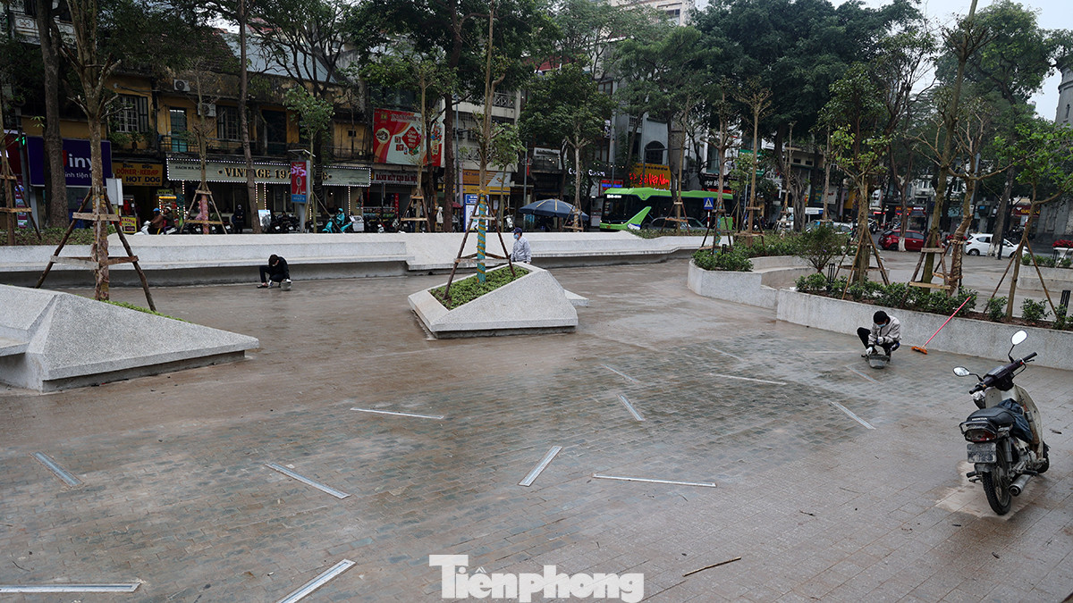 Ngay từ những ngày đầu "dỡ rào" công trường và mở cửa phục vụ người dân, công viên sau khi cải tạo gây ra nhiều ý kiến trái chiều. Ngay từ những ngày đầu "dỡ rào" công trường và mở cửa phục vụ người dân, công viên sau khi cải tạo gây ra nhiều ý kiến trái chiều.