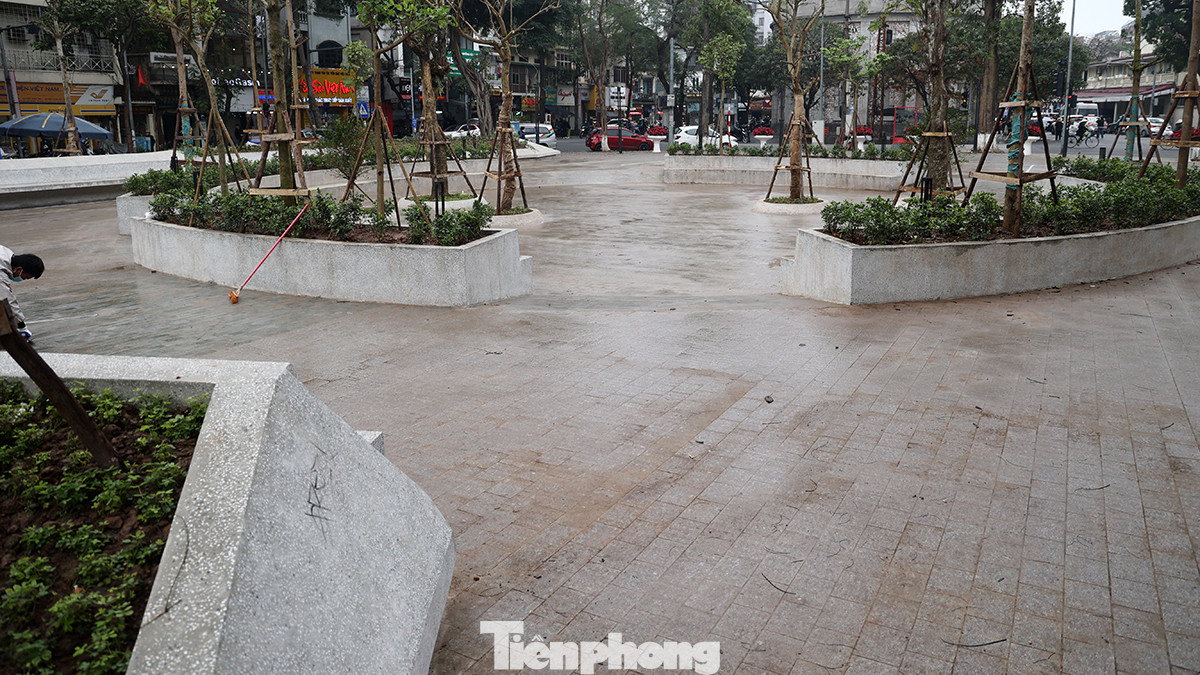 Hồ nước cùng hệ thống vòi phun và thảm cỏ trước kia được thay thế bởi vòi phun và hệ thống ánh sáng chìm, loa với mục đích tạo ra khu vực trình diễn nhạc nước vào buổi tối. Hồ nước cùng hệ thống vòi phun và thảm cỏ trước kia được thay thế bởi vòi phun và hệ thống ánh sáng chìm, loa với mục đích tạo ra khu vực trình diễn nhạc nước vào buổi tối.