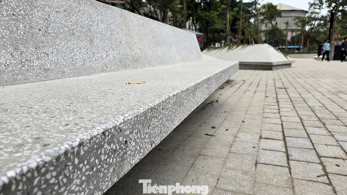 Ghế đá được cách điệu là một phần của những "chiến lũy đường phố". Ghế đá được cách điệu là một phần của những "chiến lũy đường phố".