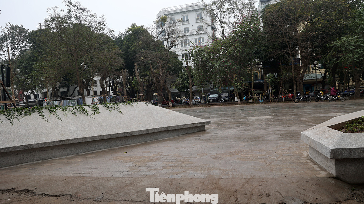 Hồ nước cùng hệ thống vòi phun và thảm cỏ trước kia được thay thế bởi vòi phun và hệ thống ánh sáng chìm, loa với mục đích tạo ra khu vực trình diễn nhạc nước vào buổi tối. Hồ nước cùng hệ thống vòi phun và thảm cỏ trước kia được thay thế bởi vòi phun và hệ thống ánh sáng chìm, loa với mục đích tạo ra khu vực trình diễn nhạc nước vào buổi tối.