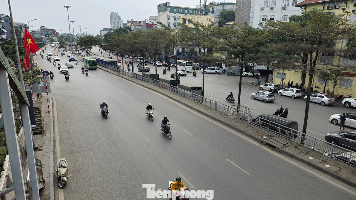 Hinh ảnh tương phản của đoạn đường Trần Quang Khải chiều 30 Tết so với 3 ngày trước.