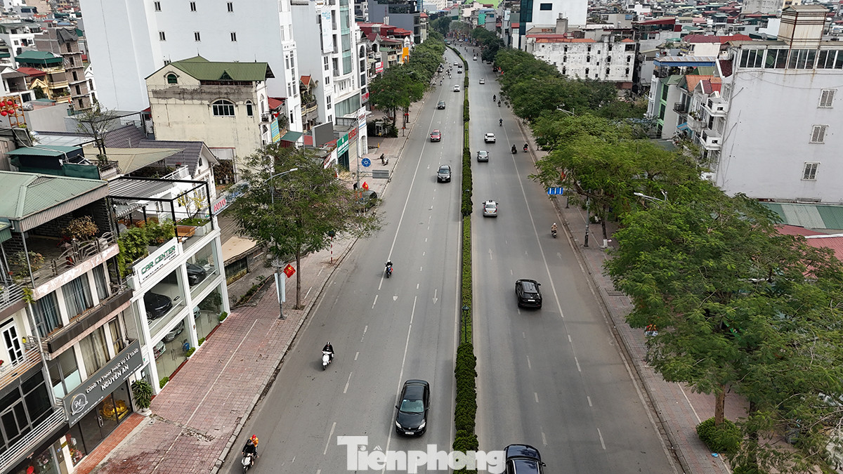Đường Nguyễn Văn Cừ và nút giao đầu cầu Chương Dương như rộng hơn vì ít phương tiện qua lại.
