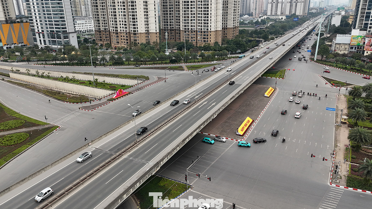 Đường Vành đai 3 trên cao và nút giao Trần Duy Hưng - Nguyễn Xiển vắng phương tiện qua lại.