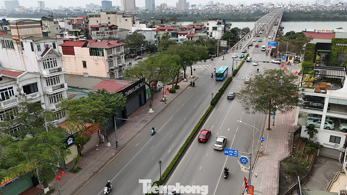 Đường Nguyễn Văn Cừ và nút giao đầu cầu Chương Dương như rộng hơn vì ít phương tiện qua lại.