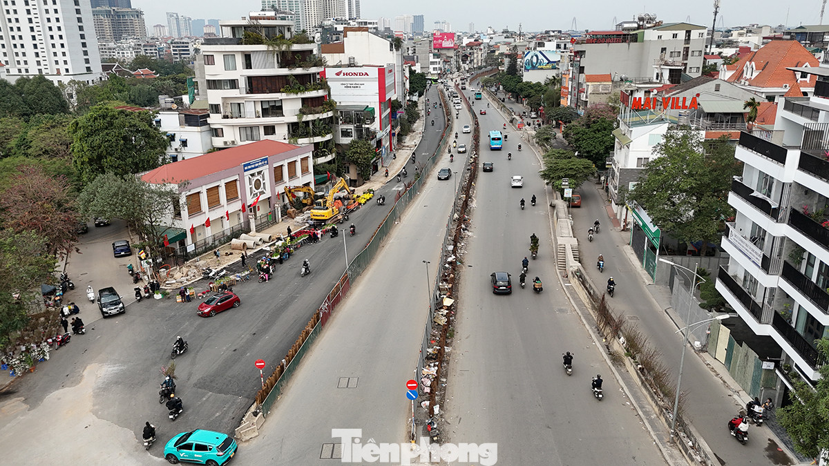 Đường Âu Cơ, cung đường ngày thường ùn tắc vì đang thi công hạ cốt. Nhưng vào chiều cuối cùng của năm Quý Mão, tuyến đường này trở nên quá đỗi thông thoáng.