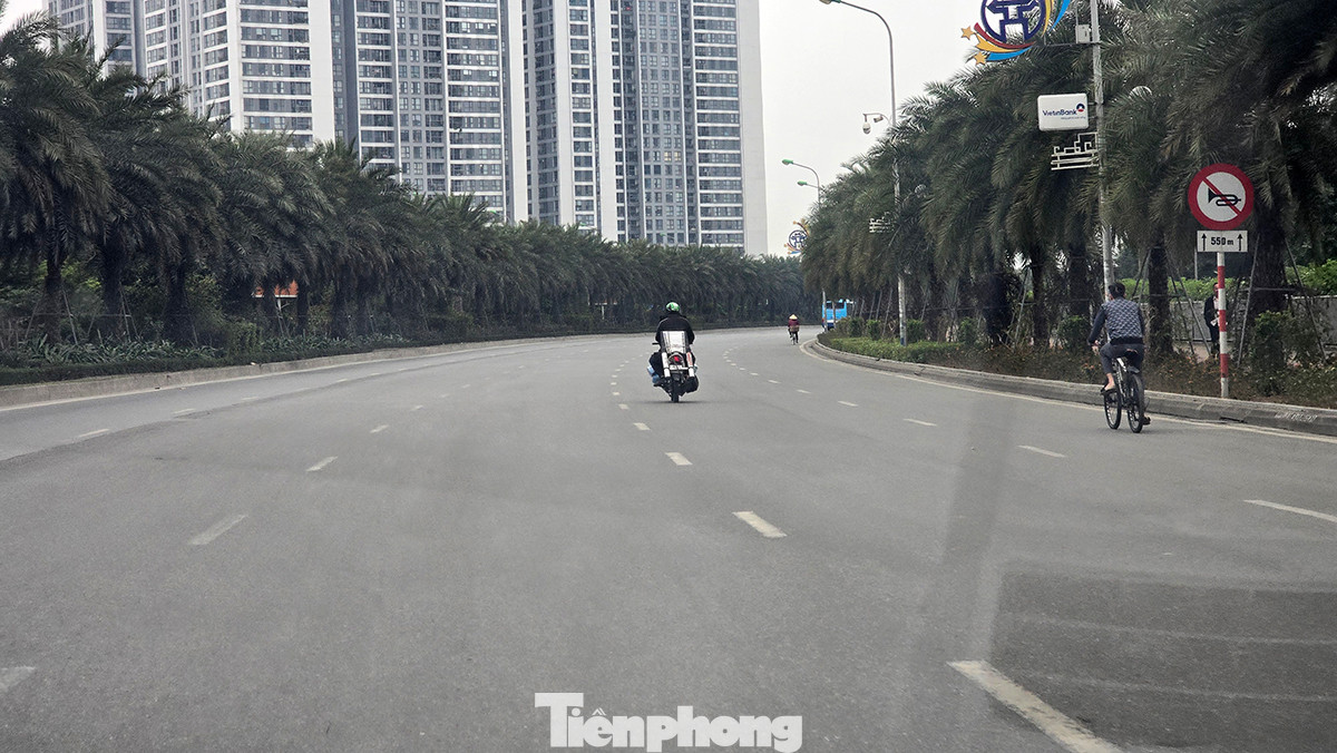 Hình ảnh hầm chui và đường Đại Lộ Thăng Long buổi chiều 30 Tết.