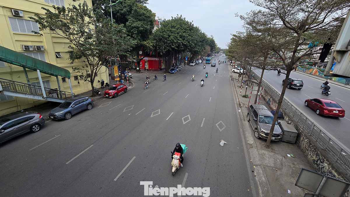 Hinh ảnh tương phản của đoạn đường Trần Quang Khải chiều 30 Tết so với 3 ngày trước.