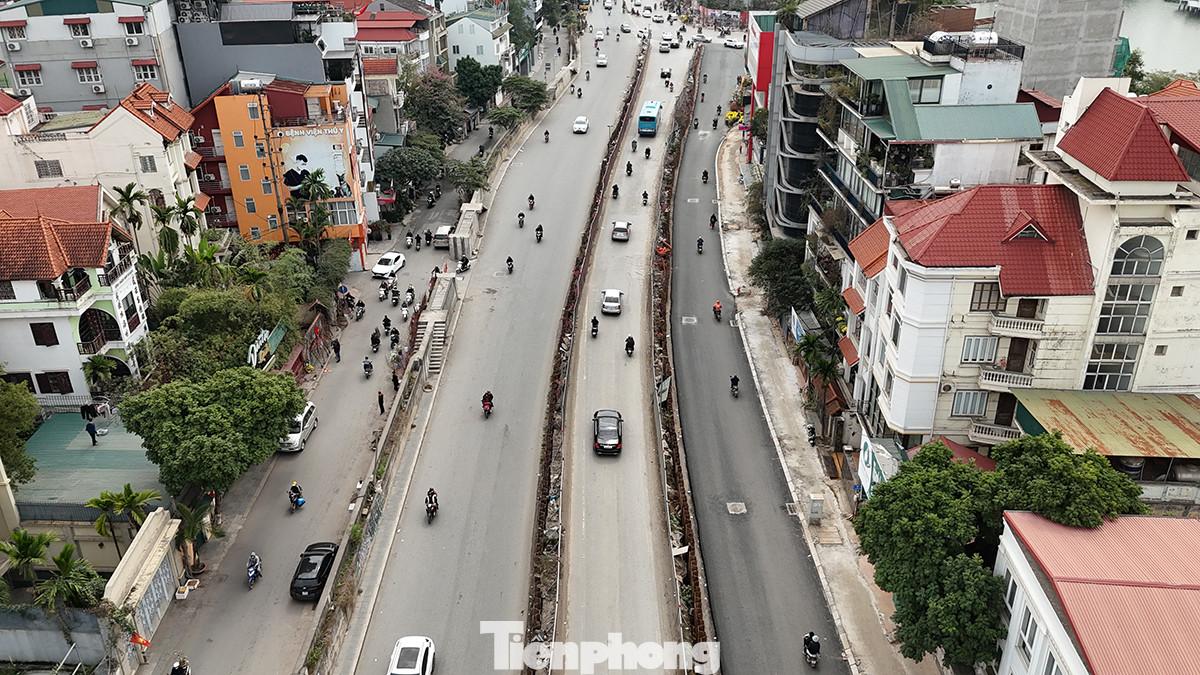 Đường Âu Cơ, cung đường ngày thường ùn tắc vì đang thi công hạ cốt. Nhưng vào chiều cuối cùng của năm Quý Mão, tuyến đường này trở nên quá đỗi thông thoáng.