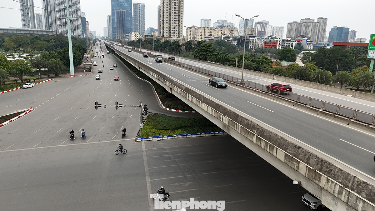 Chiều 30 Tết, những tuyến đường thường ngày "người xe như nước" trở nên vắng lặng. Con đường như rộng ra hơn bởi vắng người, vắng xe.