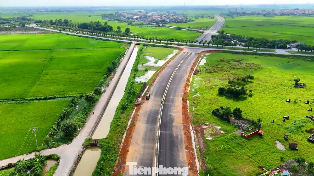 Theo ghi nhận của PV thì đến nay, dự án cơ bản đã hoàn thành các hạng mục thi công quan trọng, các nhà thầu đang khẩn trương hoàn thiện những công việc thảm đường những đoạn còn lại và chỉnh trang, trồng cây xanh.