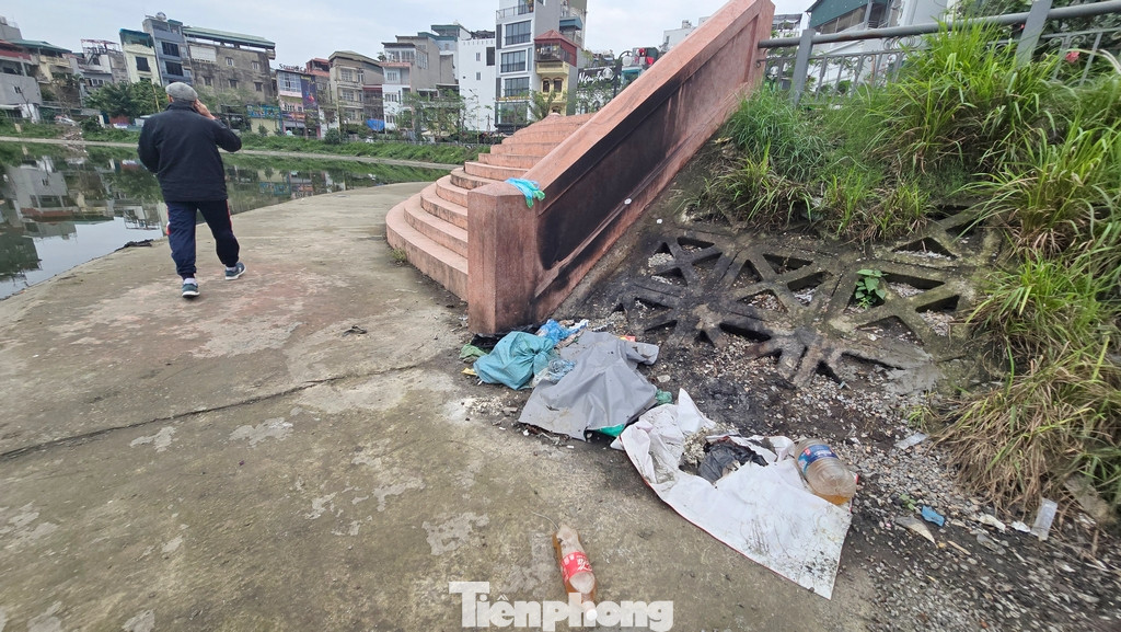 Hiện quanh hồ vẫn còn nhiều điểm rác thải sinh hoạt tràn xuống cả mép nước và tập kết đốt ngay bậc thang lên xuống mặt hồ.