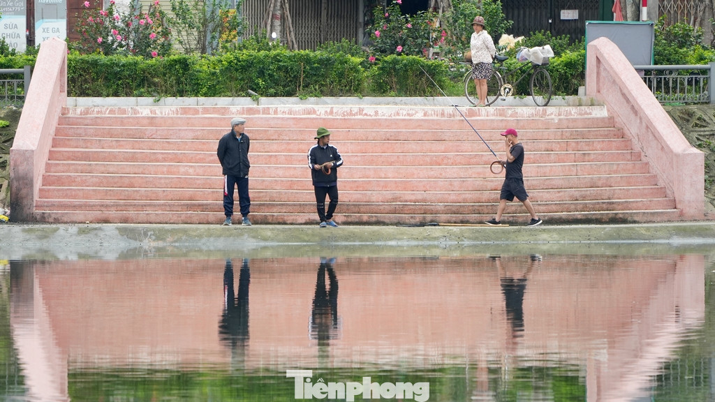 Hiện tượng câu cá trên hồ Linh Quang vẫn thường xuyên diễn ra sau khi hồ được cải thiện.