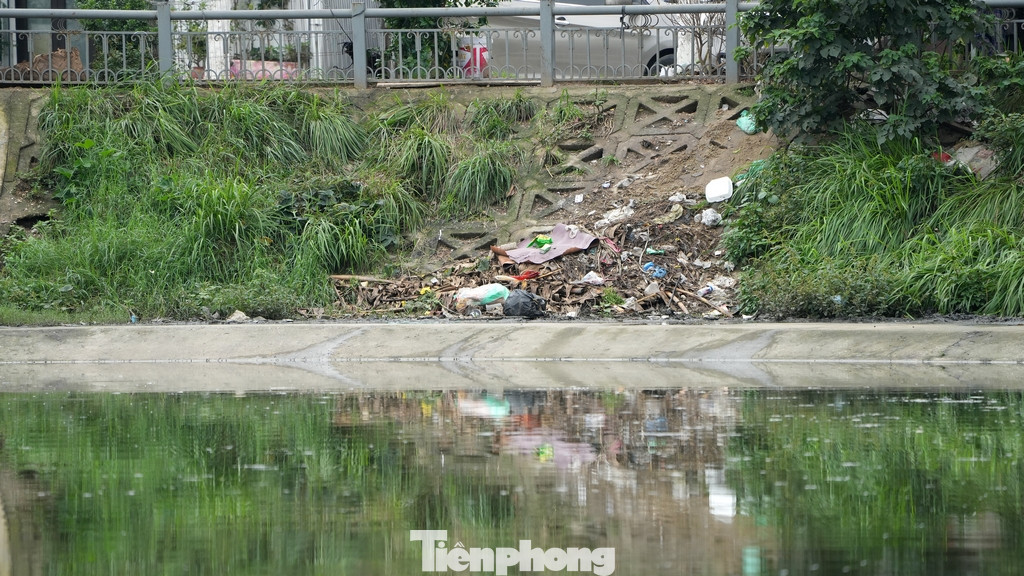 Hiện quanh hồ vẫn còn nhiều điểm rác thải sinh hoạt tràn xuống cả mép nước và tập kết đốt ngay bậc thang lên xuống mặt hồ.