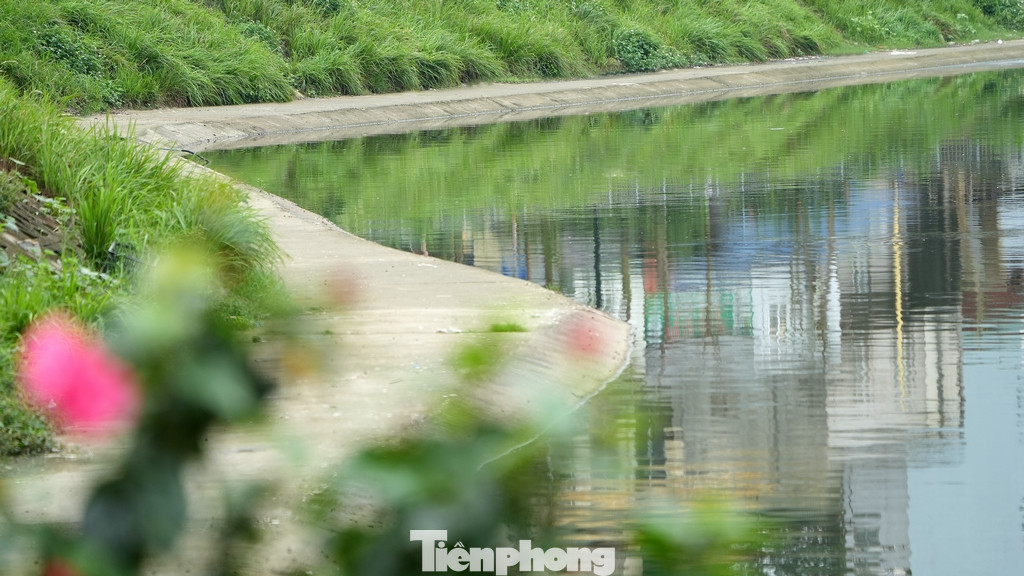 Với diện tích khoảng 2ha, hồ Linh Quang (phường Văn Chương, Quận Đống Đa) luôn được kì vọng sẽ là điểm nhấn đô thị cho phường Văn Chương, tạo cảnh quan và sân chơi bổ ích cho người dân sống quanh khu vực.