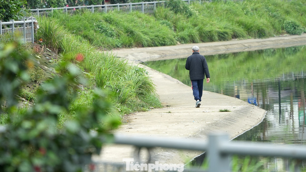 Sát mép nước hồ, đường đi bộ được xây dựng phục vụ người dân tản bộ, tập thể dục.