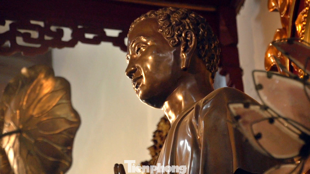 Ở chùa Từ Đàm Huế, khu chính điện lại được thiết kế, bày trí rất đơn giản nhưng vẫn toát lên vẻ uy nghiêm. Phía trong khu vực này được đặt tượng Đức Thế Tôn Thích Ca Mâu Ni trên đài sen, tay bắt ấn cùng hai bên là vị Bồ Tát Phổ Hiền và Văn Thù. Ở chùa Từ Đàm Huế, khu chính điện lại được thiết kế, bày trí rất đơn giản nhưng vẫn toát lên vẻ uy nghiêm. Phía trong khu vực này được đặt tượng Đức Thế Tôn Thích Ca Mâu Ni trên đài sen, tay bắt ấn cùng hai bên là vị Bồ Tát Phổ Hiền và Văn Thù.