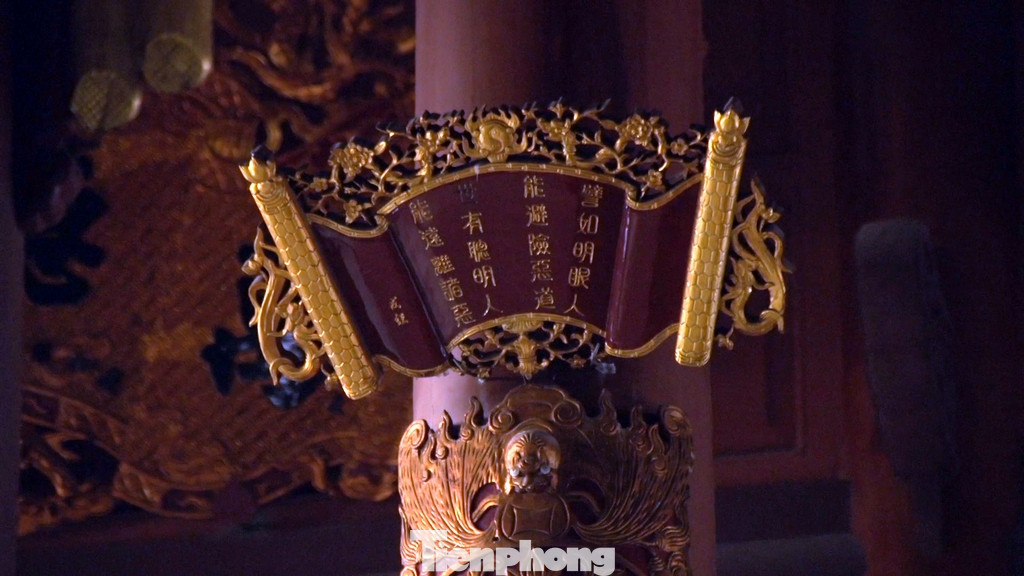 Ở chùa Từ Đàm Huế, khu chính điện lại được thiết kế, bày trí rất đơn giản nhưng vẫn toát lên vẻ uy nghiêm. Phía trong khu vực này được đặt tượng Đức Thế Tôn Thích Ca Mâu Ni trên đài sen, tay bắt ấn cùng hai bên là vị Bồ Tát Phổ Hiền và Văn Thù. Ở chùa Từ Đàm Huế, khu chính điện lại được thiết kế, bày trí rất đơn giản nhưng vẫn toát lên vẻ uy nghiêm. Phía trong khu vực này được đặt tượng Đức Thế Tôn Thích Ca Mâu Ni trên đài sen, tay bắt ấn cùng hai bên là vị Bồ Tát Phổ Hiền và Văn Thù.