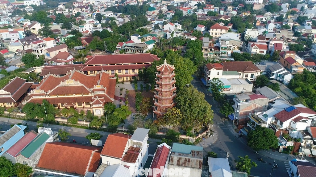 Nhìn từ trên cao, ngôi chùa Từ Đàm nổi bật trong khu dân cư của vùng đất cố đô Huế. Nhìn từ trên cao, ngôi chùa Từ Đàm nổi bật trong khu dân cư của vùng đất cố đô Huế.